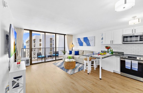 Waikiki Condo | Beautifully Remodeled Ocean View Condo + Parking
