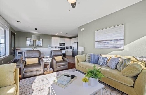 Jonestown Villa | Beautifully REMODELED villa in the hollows/lake Travis/quartz countertops, etc