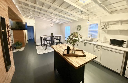Benton City Cottage | Beautifully renovated Cottage at the entrance of Red Mountain near 14 wineries.