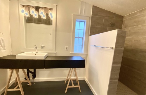 Benton City Cottage | Beautifully renovated Cottage at the entrance of Red Mountain near 14 wineries.