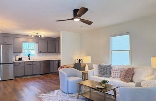 Goose Creek House | Beautifully Renovated Stylish 3 bdrm
