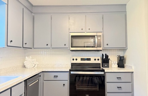 Goose Creek House | Beautifully Renovated Stylish 3 bdrm
