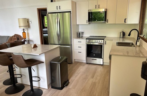 Delta Cottage | Beautifully renovated 3 bedroom lakeside cottage