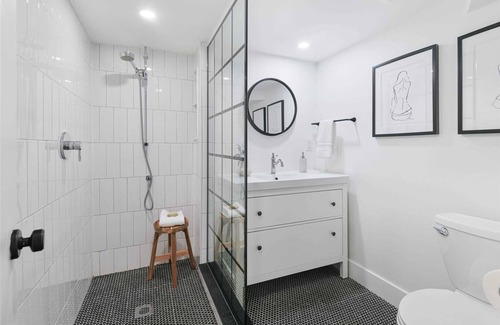 Little Italy Apartment | Beautifully renovated one-bedroom in Queen West!