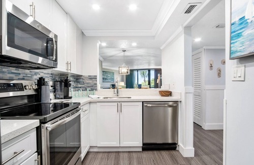 Marco Island Condo | Beautifully Updated Beachfront Condo w/Resort Amenities, including Heated Pool & WiFi