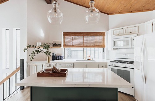 Big Bear Lake Condo | Beautifully Upgraded 2BR/3B Lakeside Big Bear Gem & 10 minutes from Ski Resort
