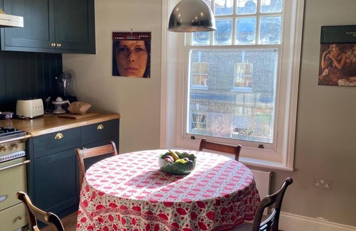 Chelsea Apartment | BEAUTUFUL 3 DOUBLE BEROOM FLAT IN THE HEART OF CHELSEA WITH COMMUNAL GARDEN