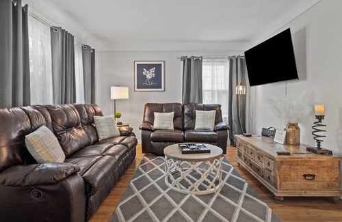 Royal Oak House | Beauty on Main Street! Long/short stays. Fully stocked.Very clean! Entire house!