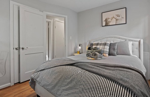 Royal Oak House | Beauty on Main Street! Long/short stays. Fully stocked.Very clean! Entire house!