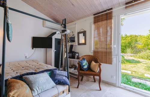 Sainte-Marie-de-Re Bed & Breakfast | Bed and Breakfast 'Esprit Rétais' with Air Conditioning