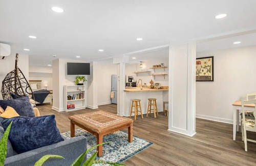 Asheville Apartment | Bed and Bread in West Asheville: Private Entrance Suite Near Biltmore Estate