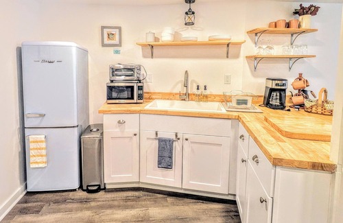 Asheville Apartment | Bed and Bread in West Asheville: Private Entrance Suite Near Biltmore Estate