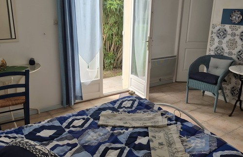 Saint-Cyprien Bed & Breakfast | Bed and Breakfast 'Chambre Farniente' with Shared Garden and Air Conditioning