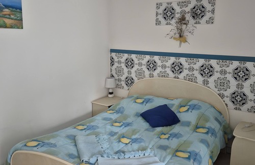 Saint-Cyprien Bed & Breakfast | Bed and Breakfast 'Chambre Farniente' with Shared Garden and Air Conditioning