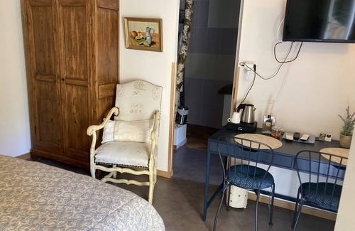 Puget Bed & Breakfast | Bed and Breakfast 'Gourmandise' with Shared Pool, Wi-Fi and Air Conditioning