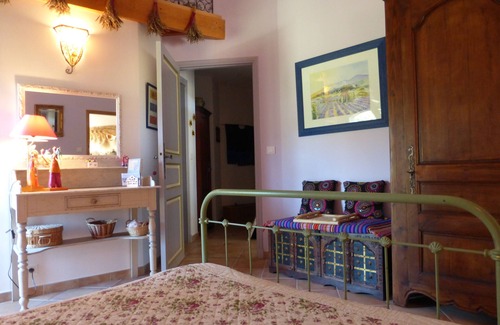 Pertuis House | Bed and Breakfast in a charming house in the heart of the Luberon, Lavender room