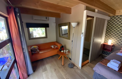 Quartier des Espesses Bed & Breakfast | Bed and Breakfast 'Orange' with Shared Pool, Wi-Fi and Air Conditioning