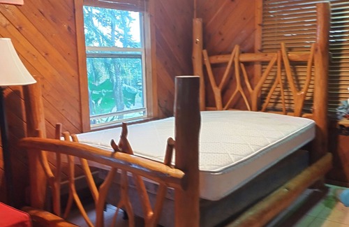 Ludlam Bed & Breakfast | Bed and fresh breakfast and green areas.contac for natural farm