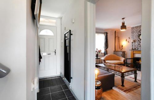Newark House | BED AT BOWBRIDGE Spacious house and parking