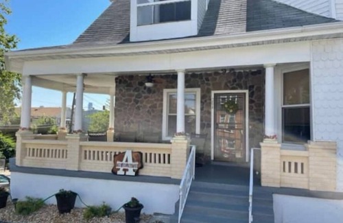 Jersey City Apartment | Bed & Breakfast Style Home; 3 bdrms! Free Parking!nn