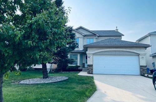 Fort Gary House | Bedrooms in Kenaston, Close to Walmart, Costco, IKEA, Outlet, Unversity of Manitoba