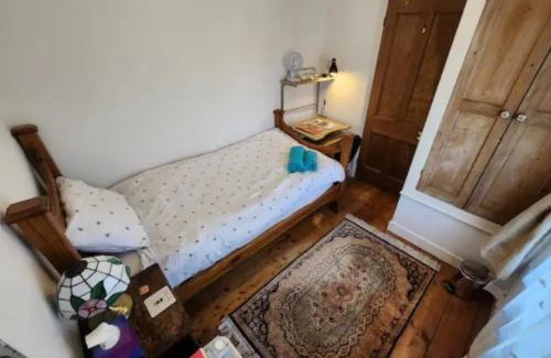 Glastonbury House | BEE GENTLE BEE KIND BEE HAPPY rooms
