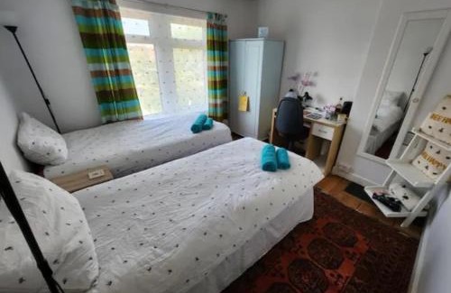 Glastonbury House | BEE GENTLE BEE KIND BEE HAPPY rooms
