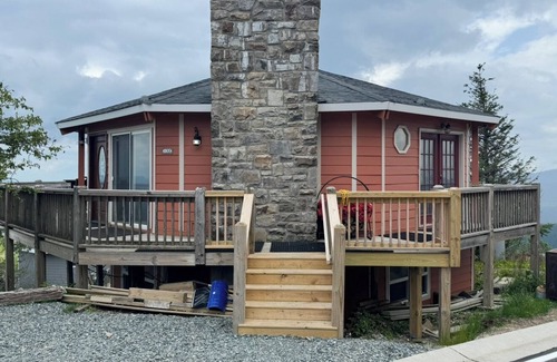 Banner Elk Ski Chalet | Beech Mountain Ski-in/Ski-out with awesome deck views.