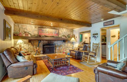 Drums House | Beech Mt Lakefront Gem! Hot Tub, Kayaks, Billiards