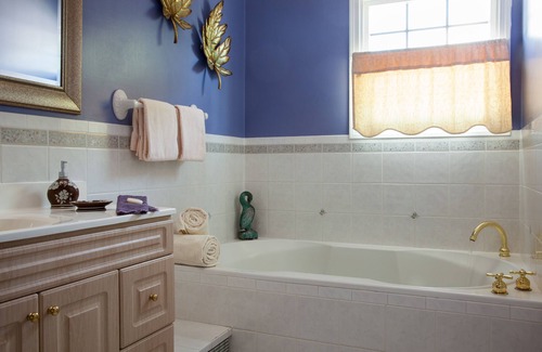 Off Broadway Bed & Breakfast | Beech Tree Inn & Cottage