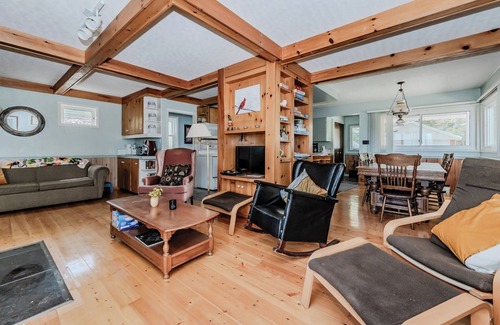 Lion's Head Cottage | Beeshore Lakehouse: Waterfront Bliss & Comfort