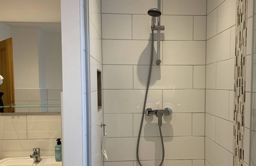 Brannenburg Apartment | Bei der Meierei, 63 qm, Wohnschlafzimmer, Schlafzimmer, Bad mit Dusche, Extra WC, Balkon, Bergblick