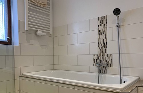Brannenburg Apartment | Bei der Meierei, 63 qm, Wohnschlafzimmer, Schlafzimmer, Bad mit Dusche, Extra WC, Balkon, Bergblick
