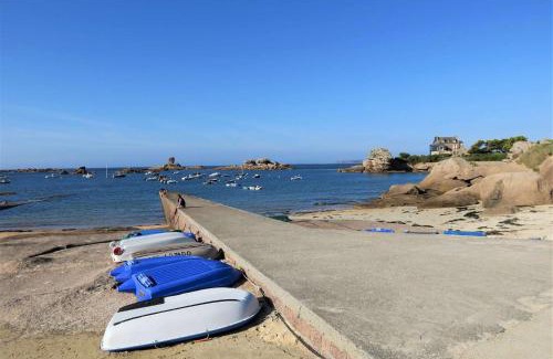 Tregastel Apartment | Bel appartement avec WIFI à 200m plage, au centre de TREGASTEL - Réf 702