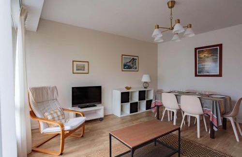 Saint-Jean-de-Luz Apartment | Bel appartement rénové, calme, proche centre et plage, balcon, 2 chambres, commerces à 150m - FR-1-4-685