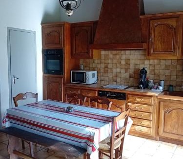 Moncayolle-Larrory-Mendibieu Apartment | Bel appartement avec jardin entre mer et montagne