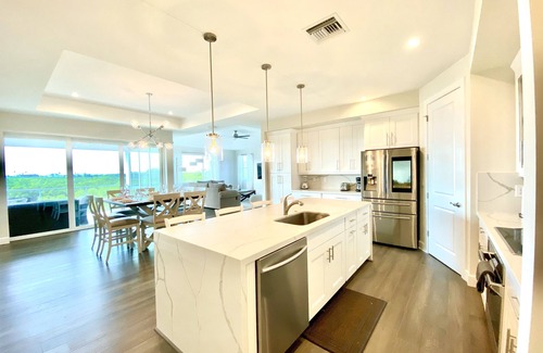 Mid Island House | Bella Bahia 2-New Heated Pool + Spa—7 min walk to beach, Great Bay Views