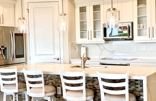 Mid Island House | Bella Bahia 2-New Heated Pool + Spa—7 min walk to beach, Great Bay Views