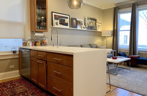 Near West Side Apartment | Bella Villa on Taylor Street Chicago’s Little Italy 1 mile west the Loop & UIC