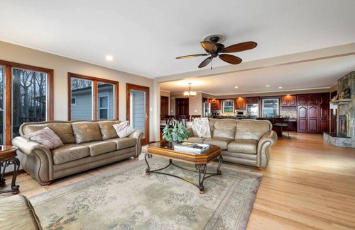 Mayhew House | Bella Vista-Beautiful panoramic lake view