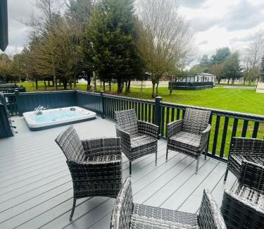 Allerthorpe Cabin | Belle Vue Lodge with Hot Tub