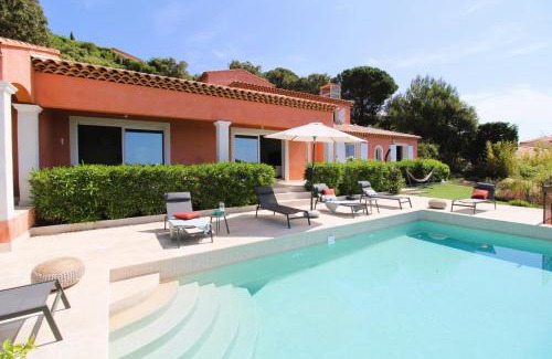 La Londe-les-Maures Villa | BELLE VUE Villa climatisée pour 8 personnes avec piscine chauffée et vue mer panoramique à La Londe-les-Maures