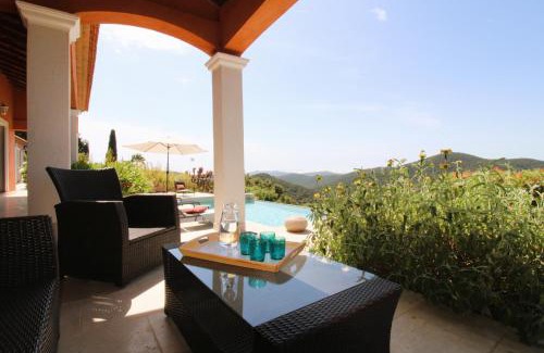 La Londe-les-Maures Villa | BELLE VUE Villa climatisée pour 8 personnes avec piscine chauffée et vue mer panoramique à La Londe-les-Maures