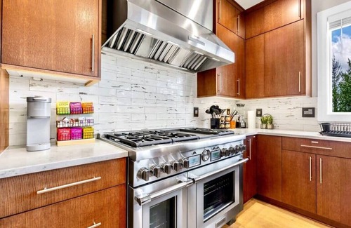 Northwest Bellevue House | Bellevue DT Contemporary Fortress| Walk to QFC