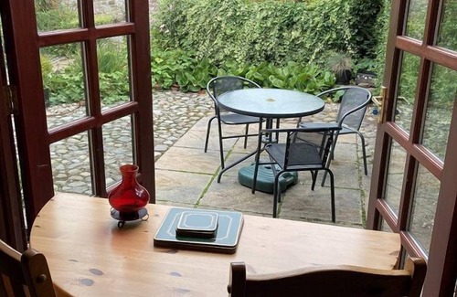 Dumfries Cottage | Belmont Cottage - a cottage that sleeps 3 guests in 2 bedrooms