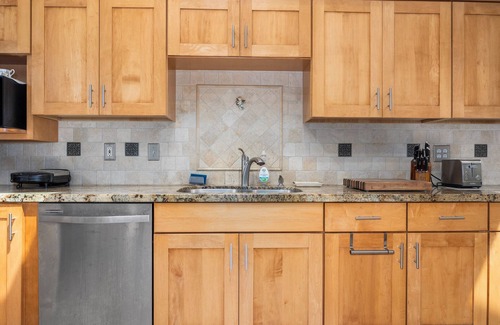 Ben Lomond House | Ben Lomond Mediterranean Villa with full sun, spa, and spacious yard
