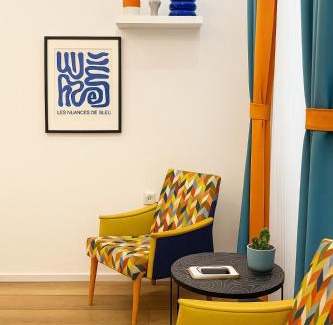 Belso-Ferencvaros Apartment | Benetton stlye - freedom in blue and organge