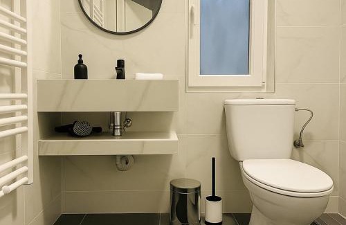Belso-Ferencvaros Apartment | Benetton stlye - freedom in blue and organge