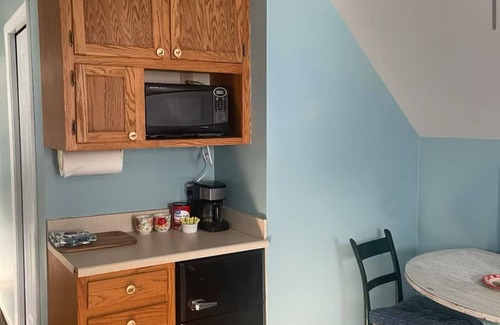 Hood Apartment | Benji’s getaway minutes from Shenandoah! Pony rides for children