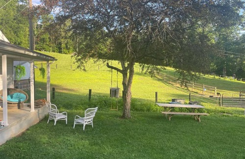 Hood Apartment | Benji’s getaway minutes from Shenandoah! Pony rides for children